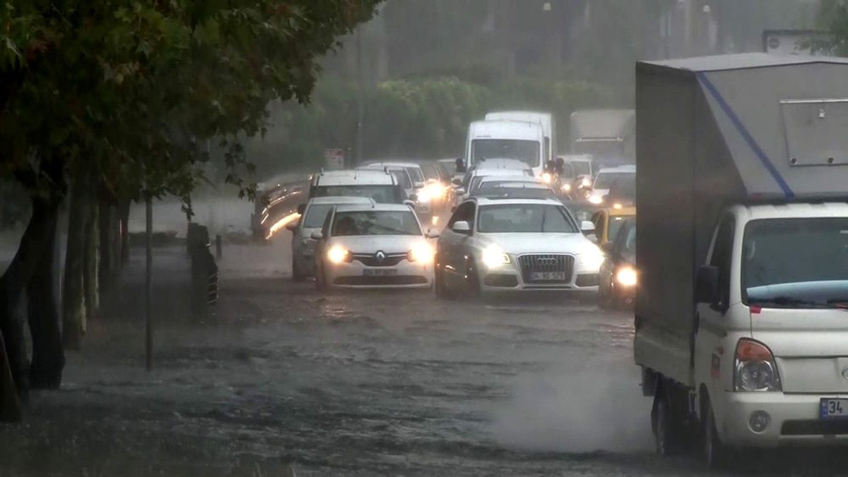 Aniden bastıran yağış Bakırköy sahil yolunda trafiği felç etti