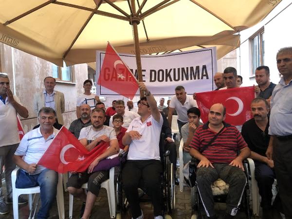 Ankaralı gaziler, Bursa\'da darbedilen gazi Karaman\'ı ziyaret etti