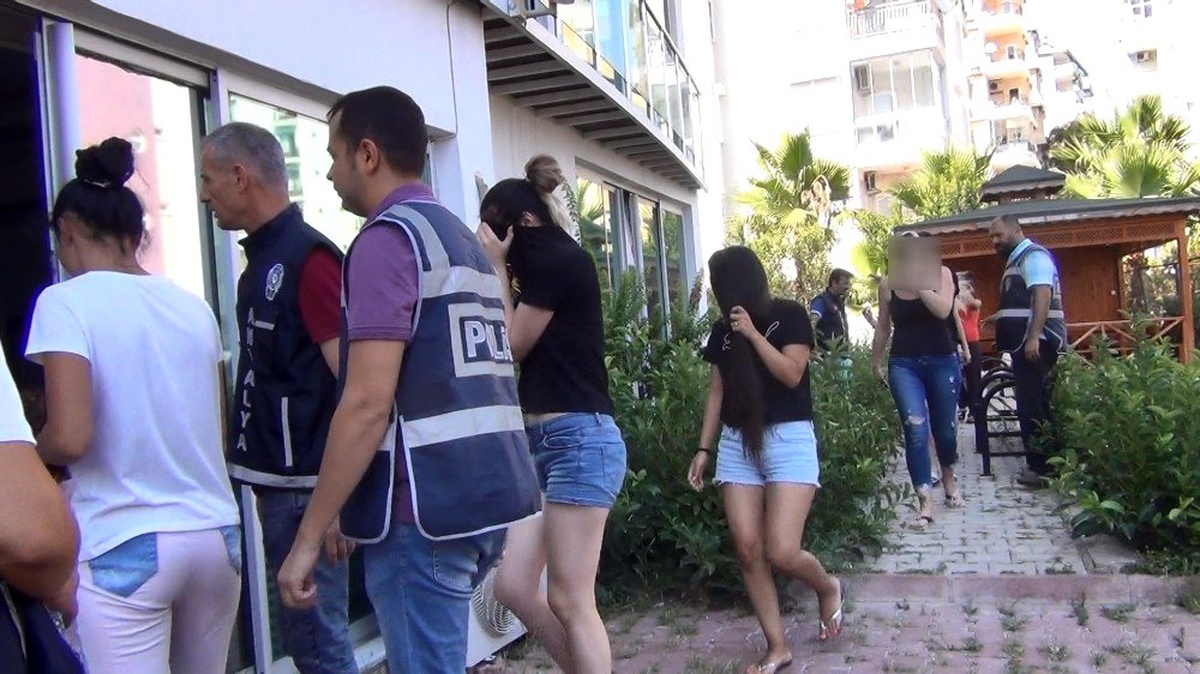 Antalya\'da fuhuş operasyonu: 66 yabancı kadın sınır dışı edildi