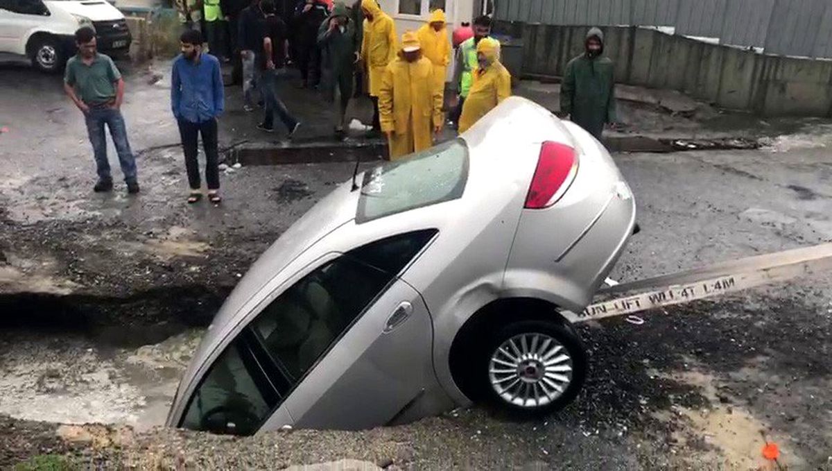 Bahçelievler\'de yağış nedeniyle yol çöktü