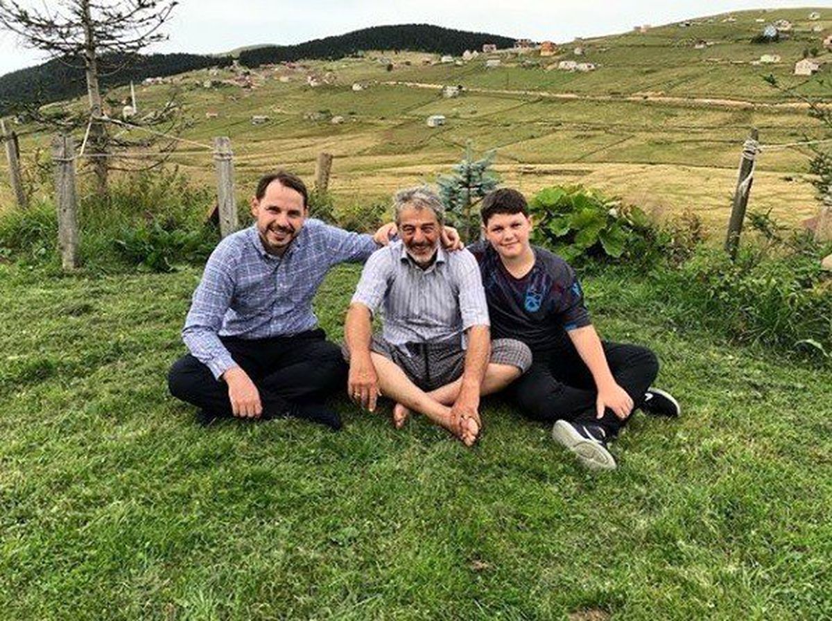 Bakan Albayrak, yaylada oğlu ve babasıyla enerji depoluyor