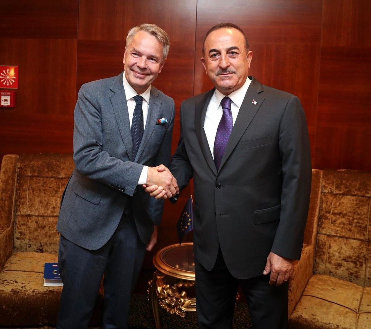 Bakan Çavuşoğlu, Finlandiyalı mevkidaşı ile bir araya geldi