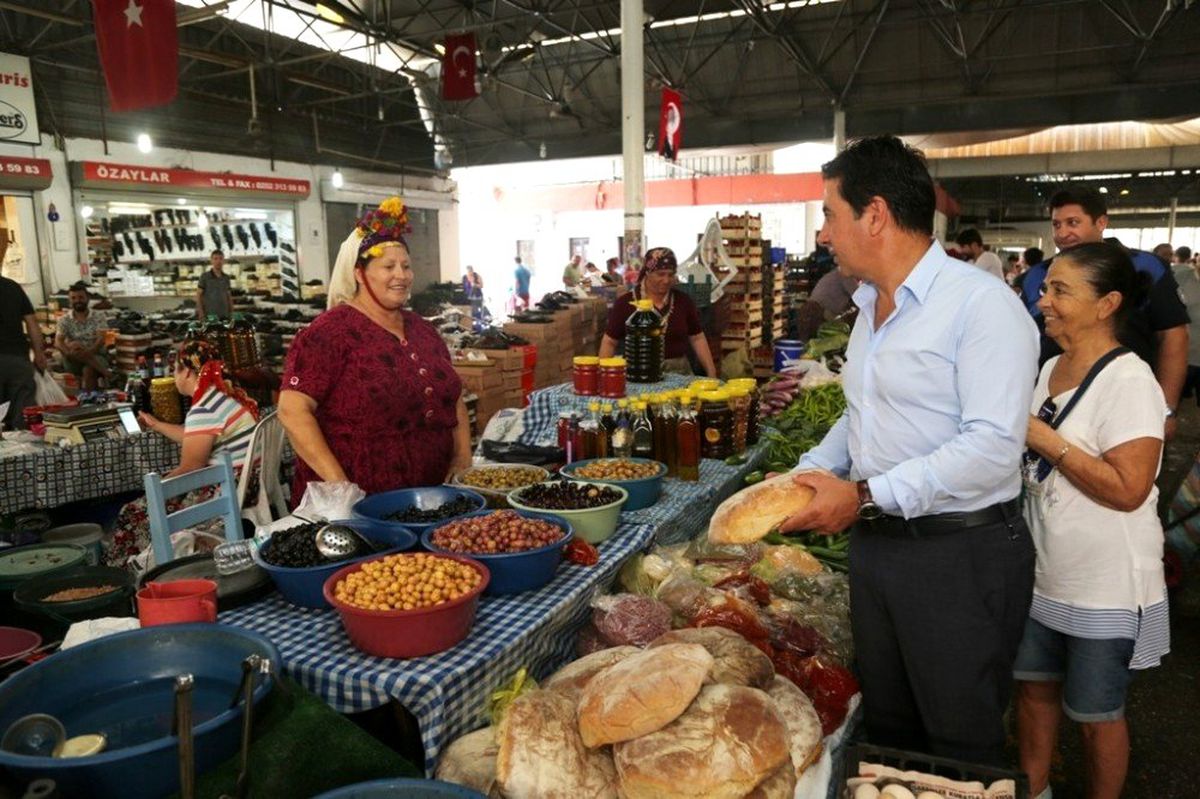 Başkan Aras pazarcı esnafıyla dertleşti