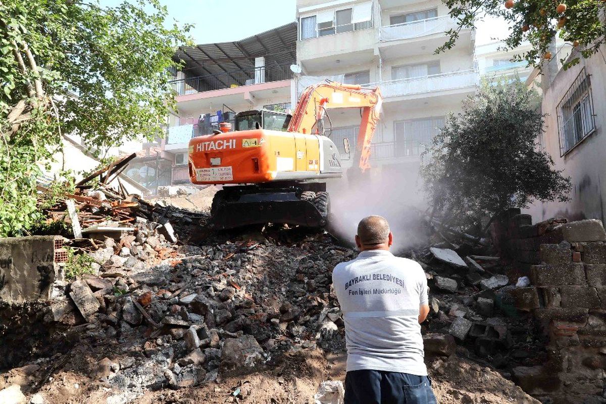 Bayraklı\'da metruk binaya geçit yok