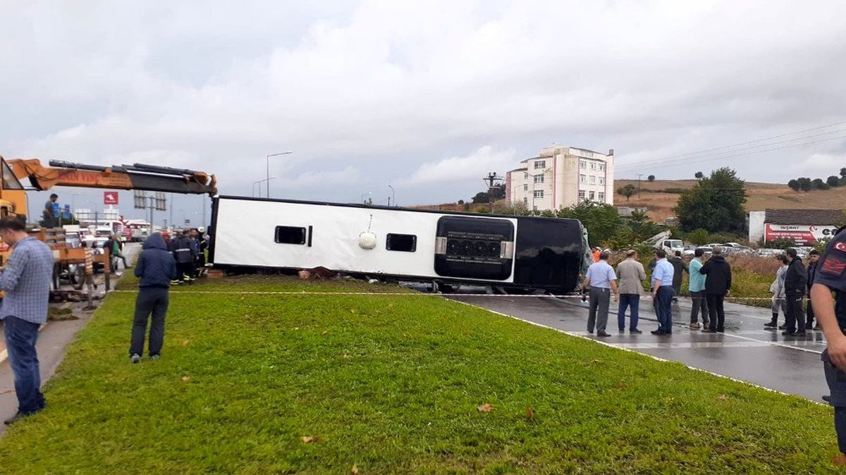 Biga\'da yolcu otobüsü devrildi: 1 ölü