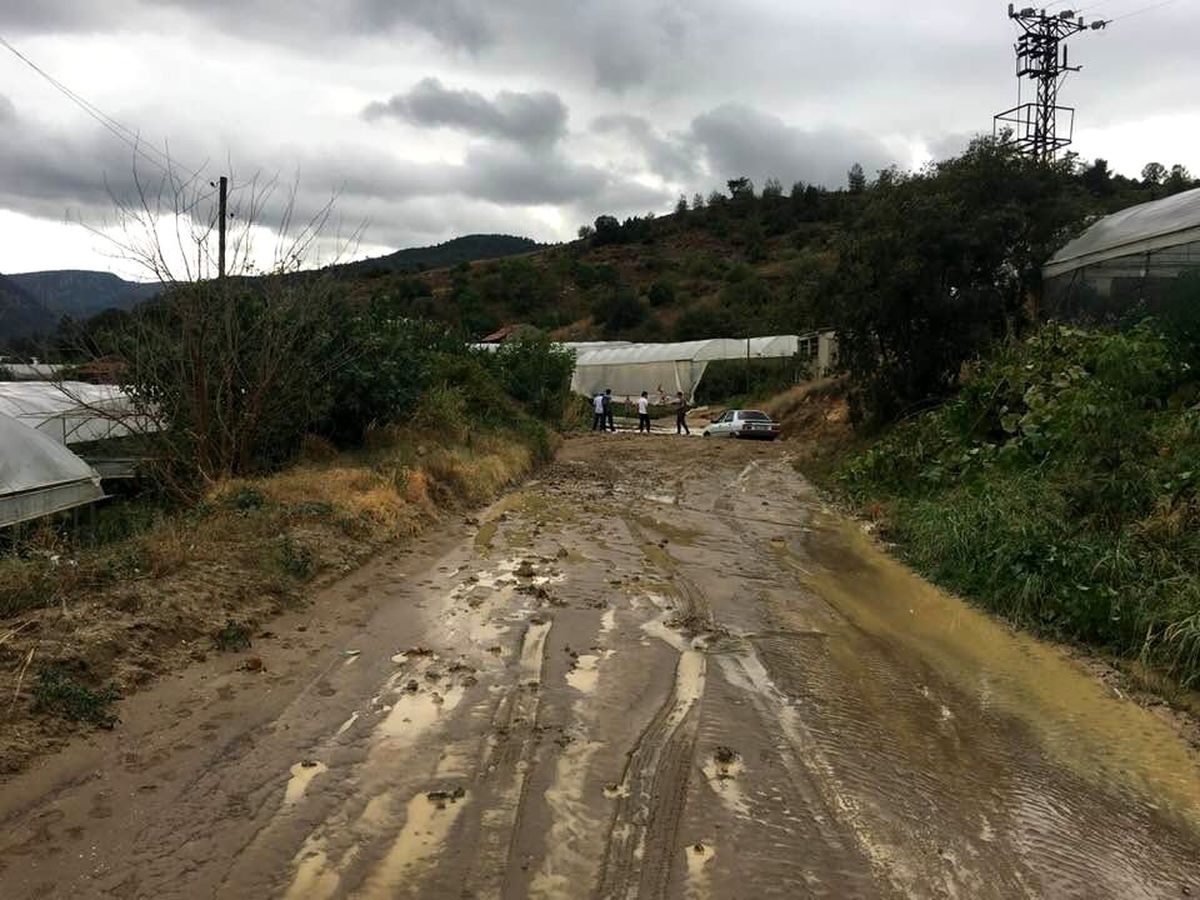Bilecik\'te sel iki köy arasındaki yolu kapadı