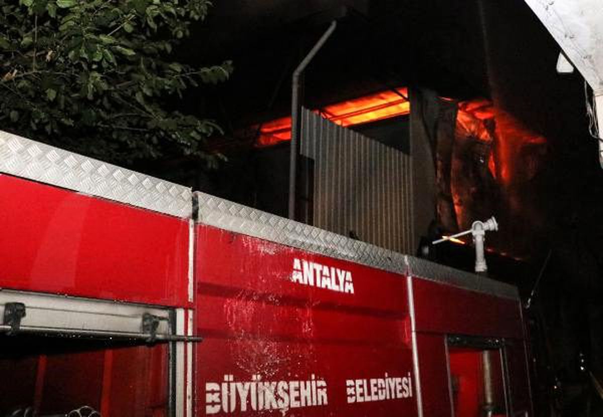 Boya imalathanesindeki yangın korkuttu