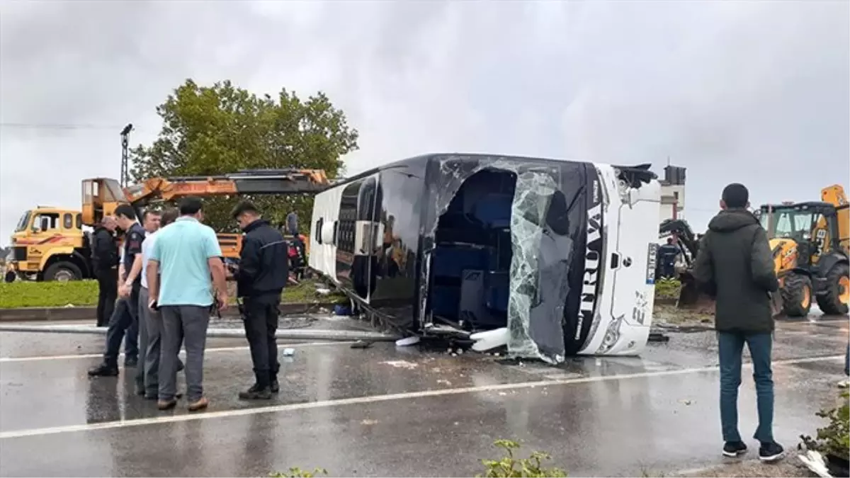 Çanakkale\'de yolcu otobüsü devrildi: Bir kişi öldü, 26 kişi yaralandı