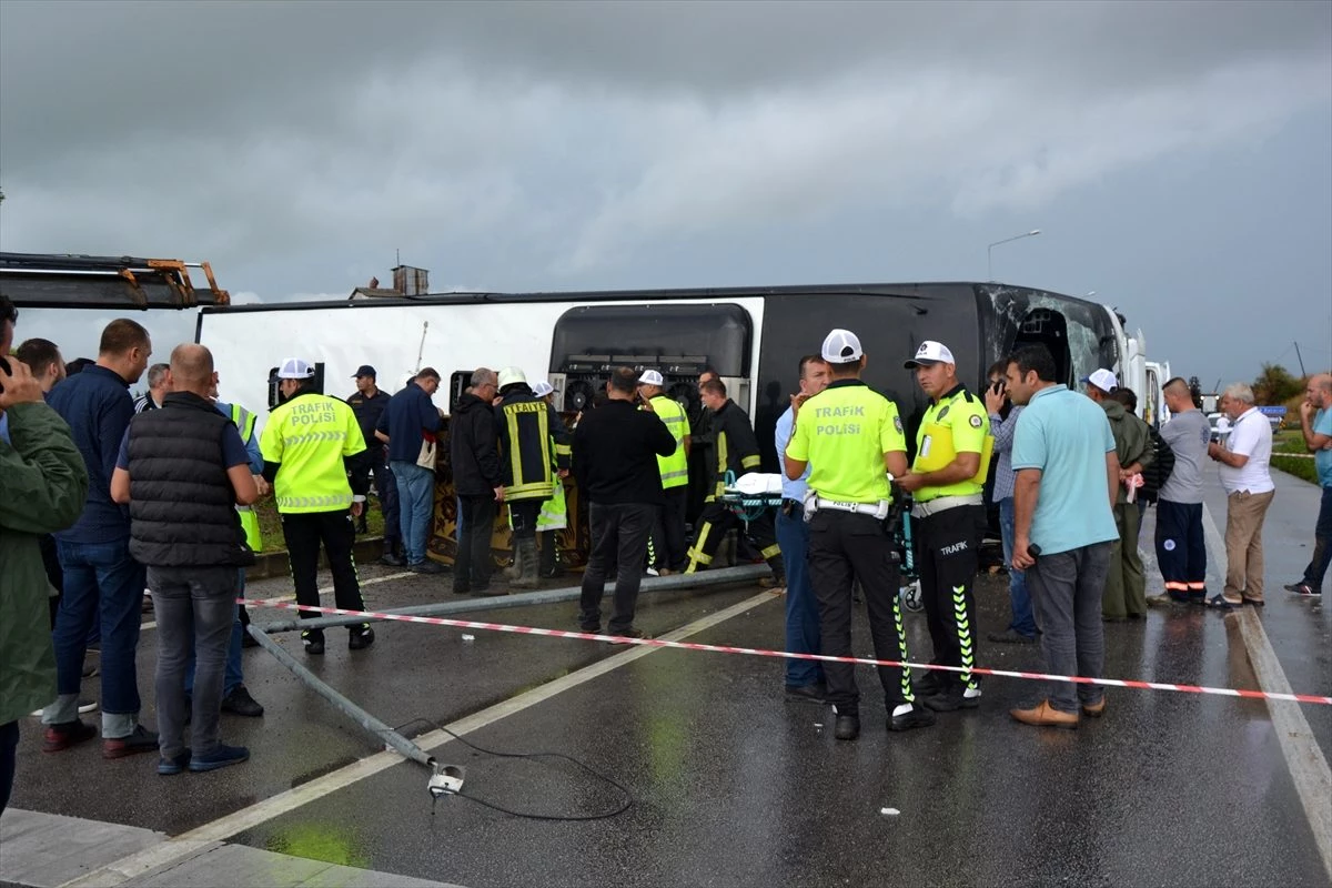 Çanakkale\'de yolcu otobüsü devrildi: 1 ölü, 28 yaralı