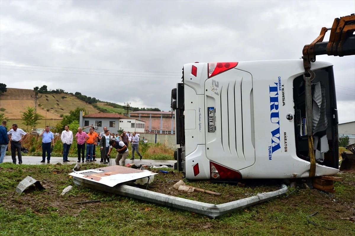 Çanakkale\'de yolcu otobüsü devrildi: 1 ölü, 28 yaralı
