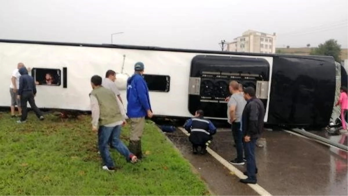 Çanakkale\'de yolcu otobüsü devrildi; yaralılar var