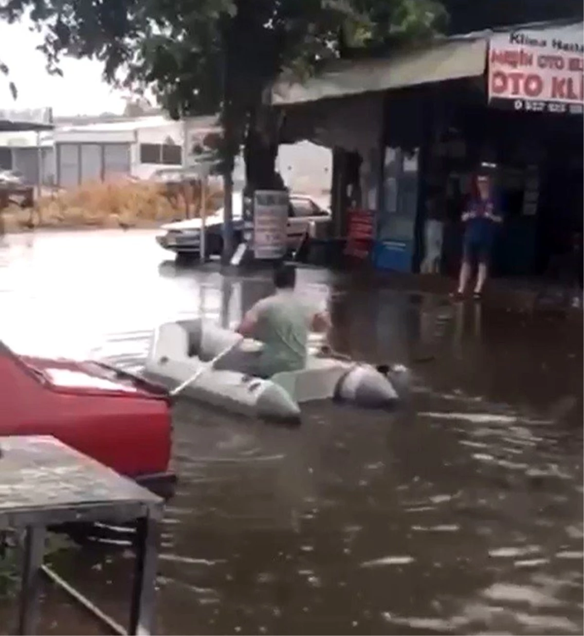 Çanakkale\'ye yağmur yağdı, vatandaş dışarı deniz botuyla çıktı