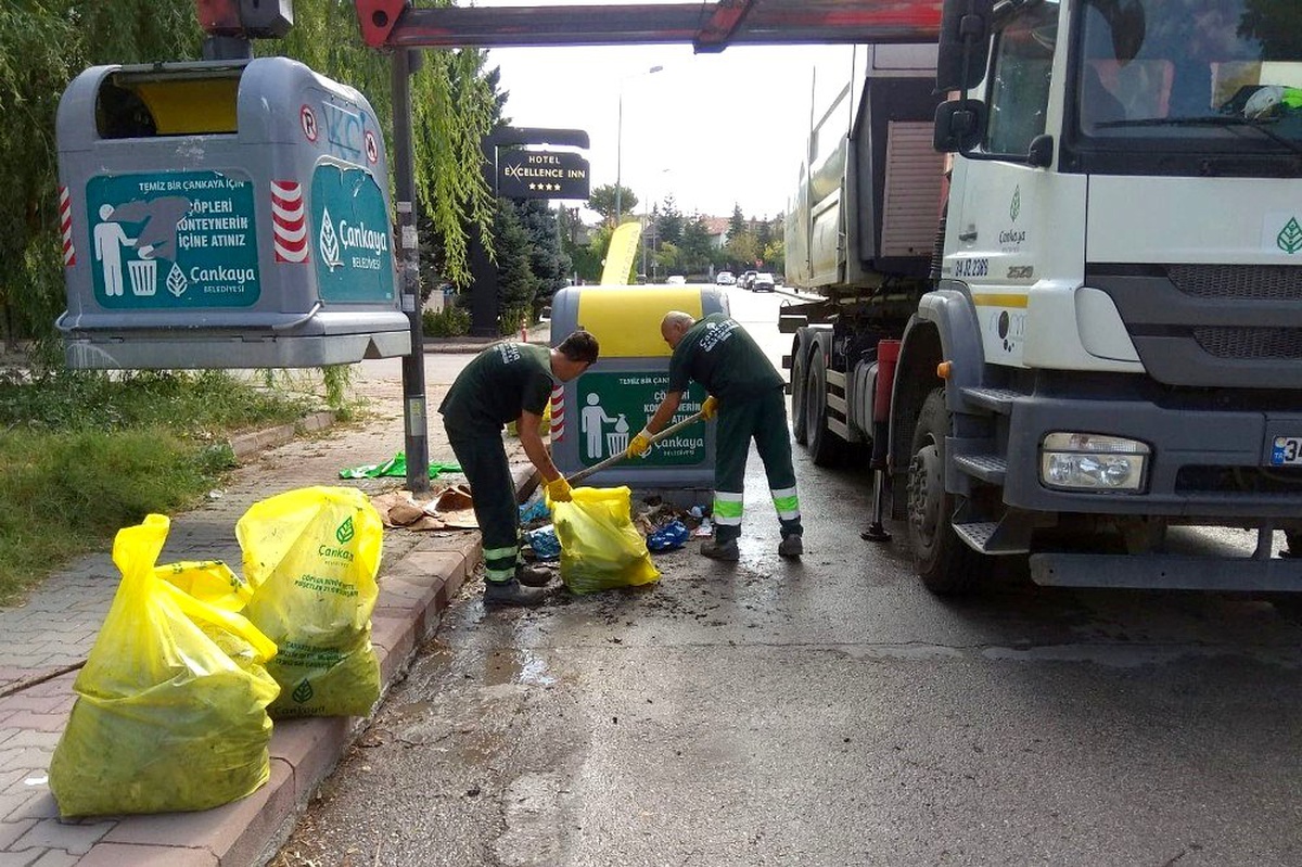 Çankaya\'nın emekçileri sokakları parlatıyor