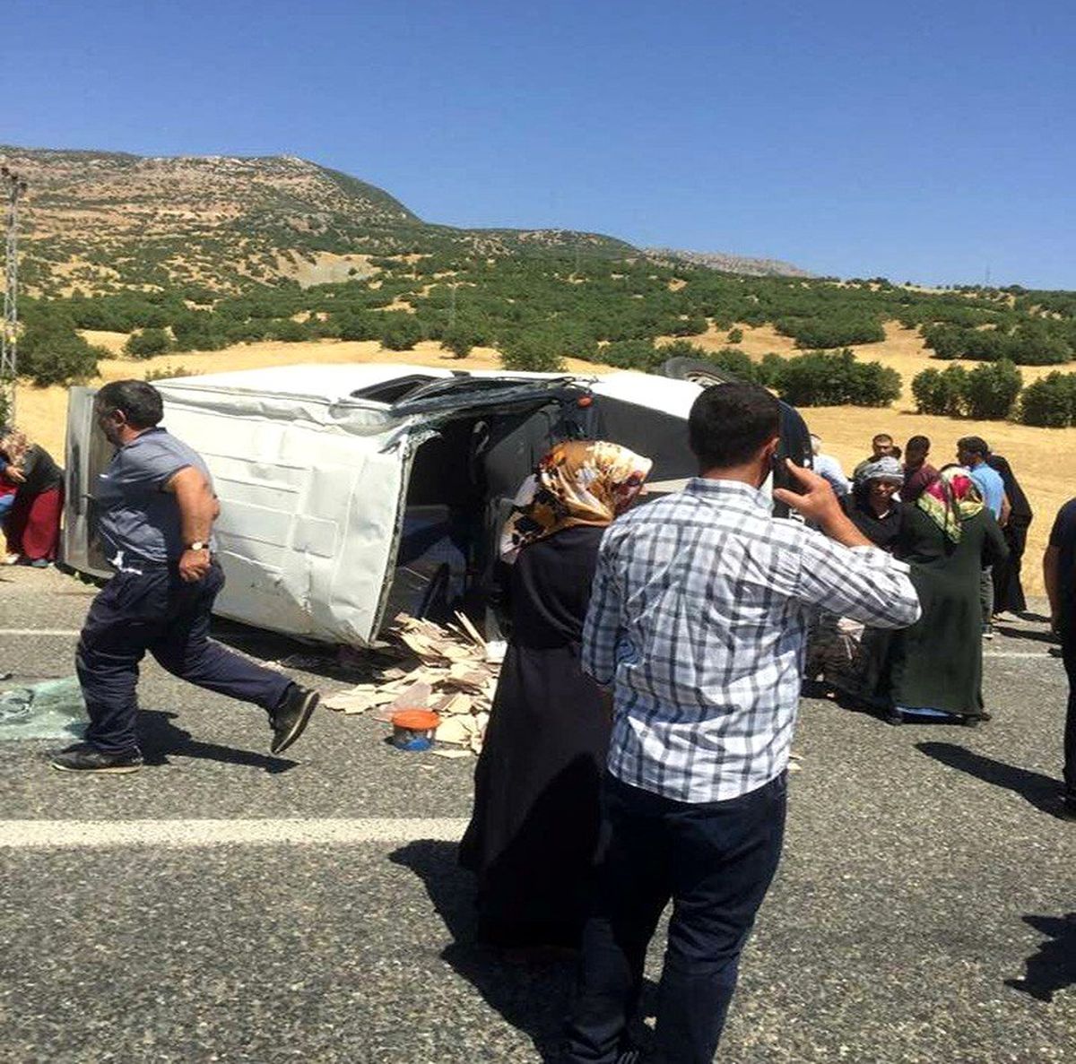Diyarbakır\'da inşaat malzemeleri taşıyan minibüs devrildi: 1\'i ağır 7 yaralı