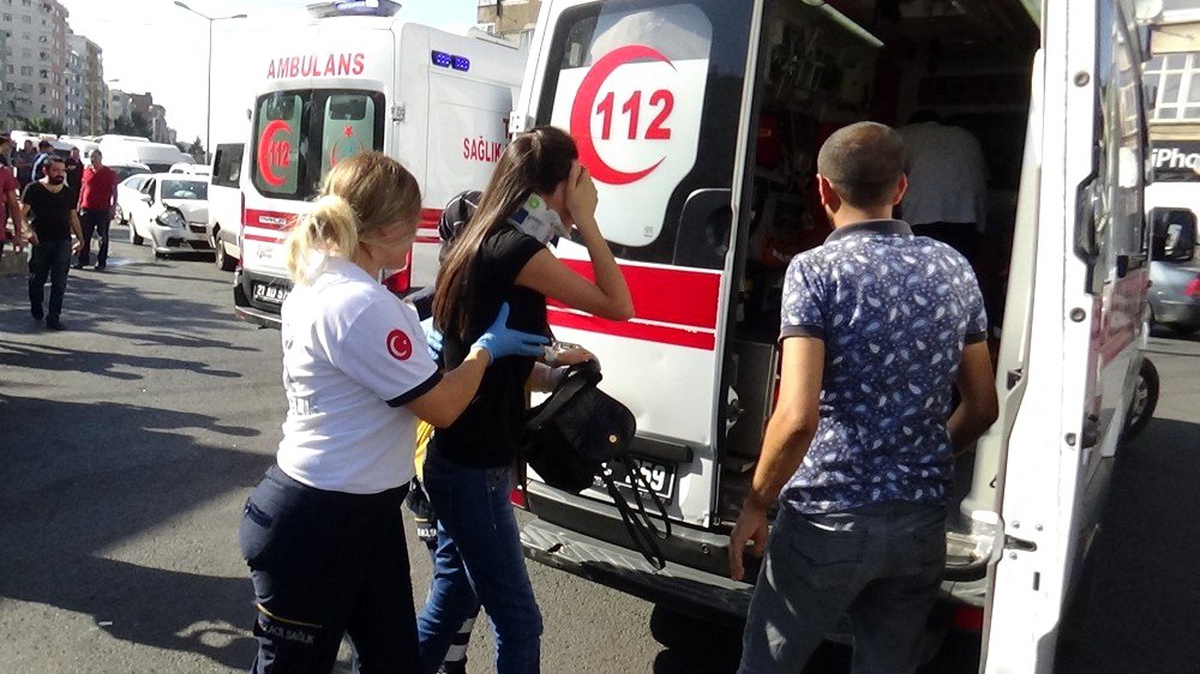 Diyarbakır\'da otomobil yolcu minibüsüne çarptı: 5 yaralı
