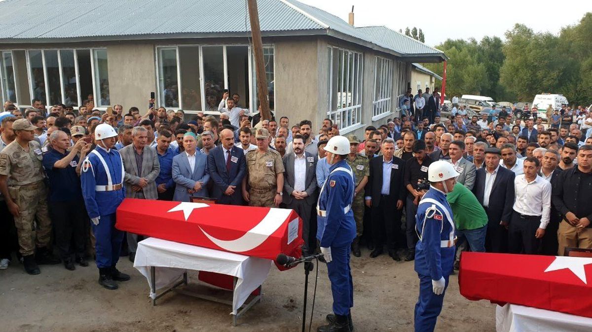 Düğün günü kardeşiyle birlikte toprağa verildi