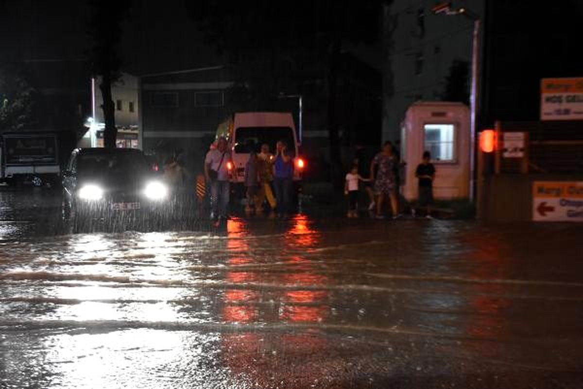 Edirne\'de yağmur etkili oldu, yollar göle döndü