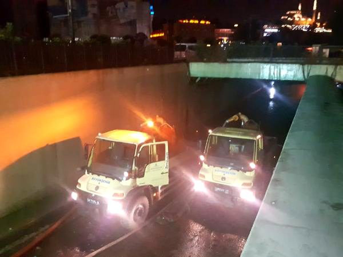 Eminönü\'de su basan alt geçitte tahliye çalışmaları sürüyor