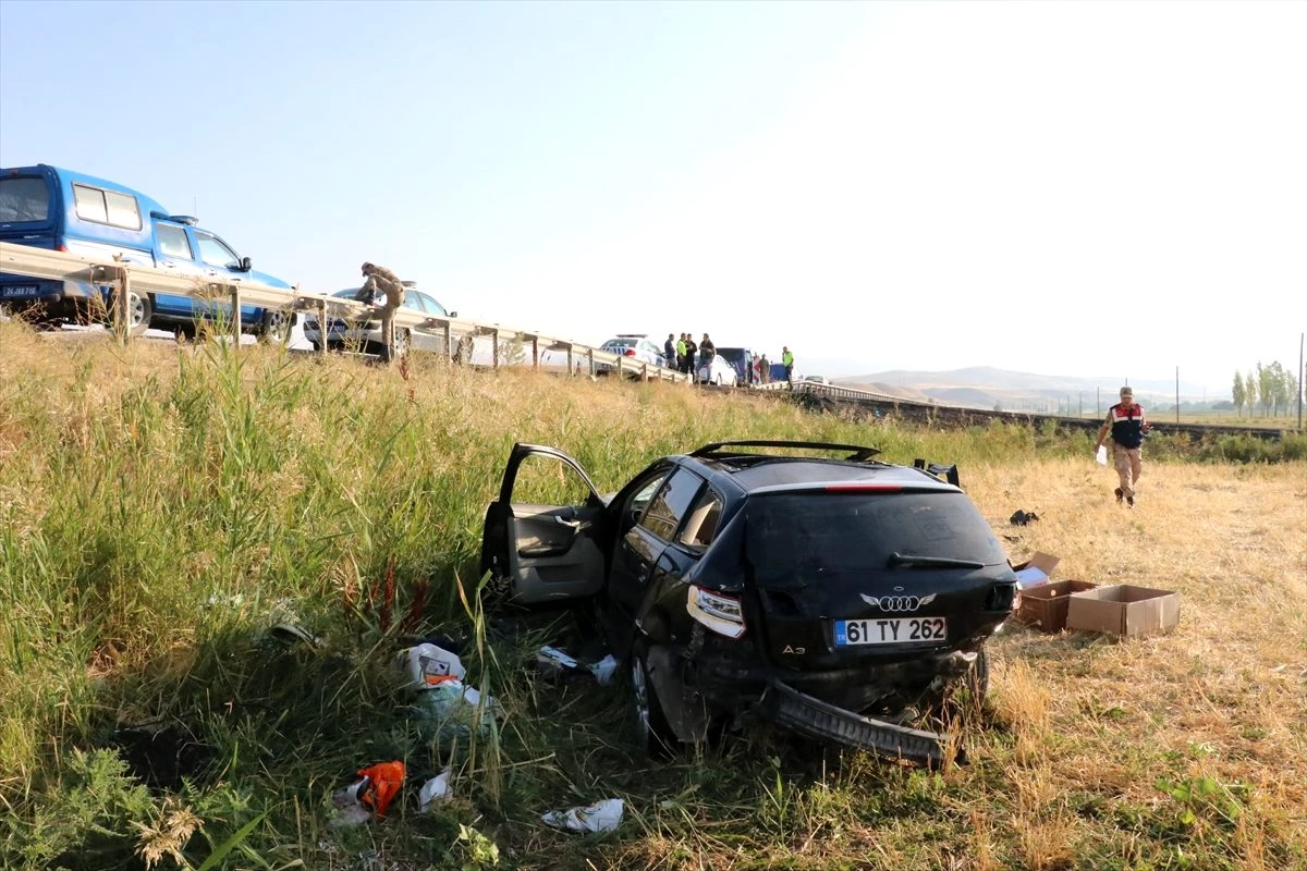 Erzincan\'da otomobil şarampole devrildi: 2 ölü, 1 yaralı