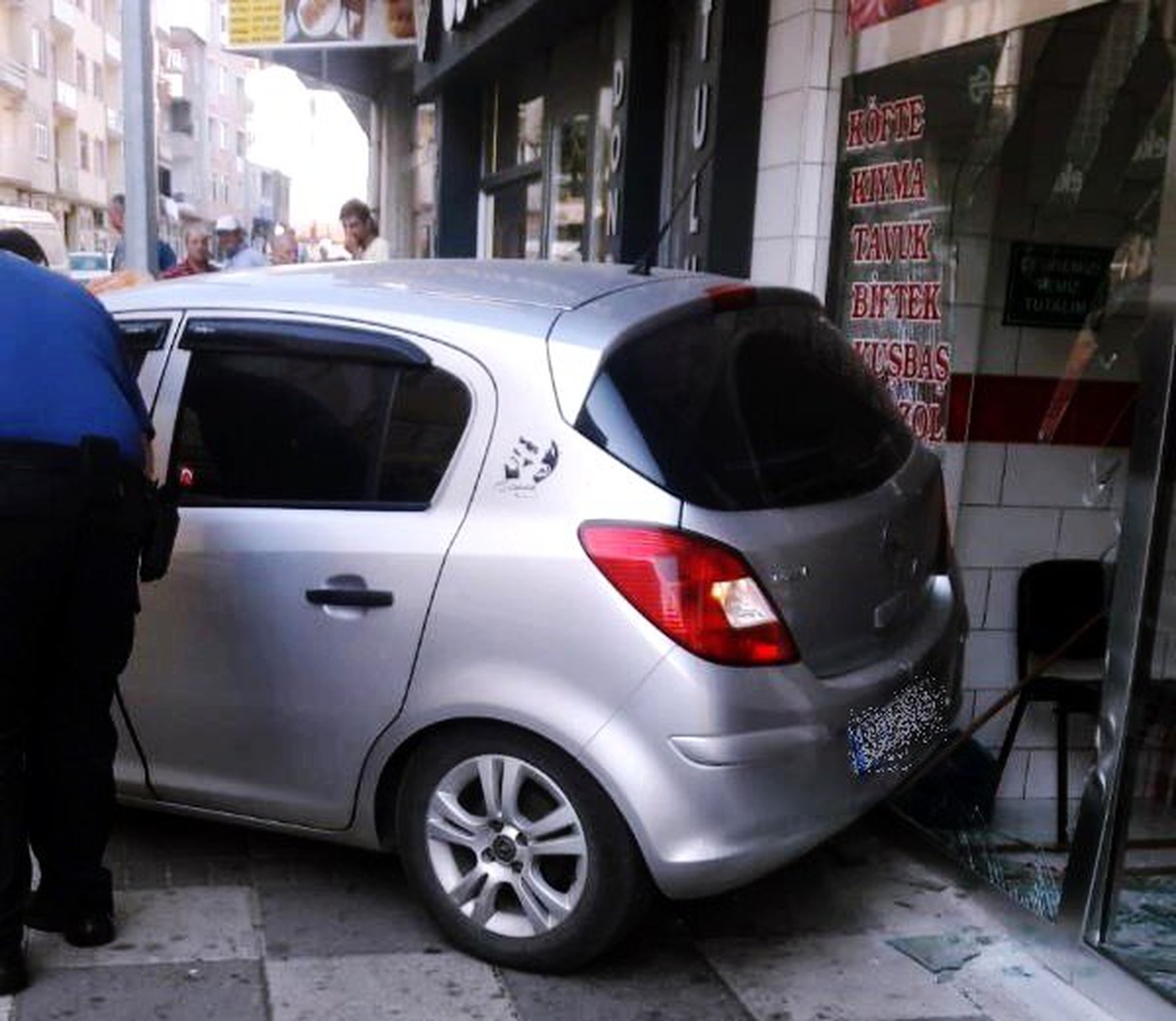 Görünmez kaza: Otomobil kasap dükkanına girdi