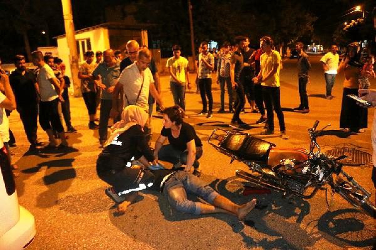 Hafif ticari araçla çarpışan motosikletli yaralandı