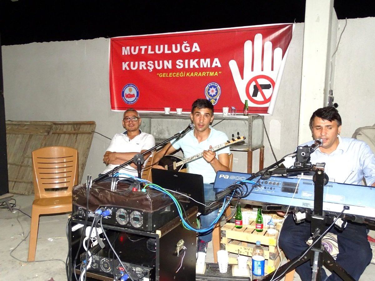 Hisarcık\'ta \'Mutluluğa Kurşun Sıkma, Geleceği Karartma\' afişleri etkili oldu