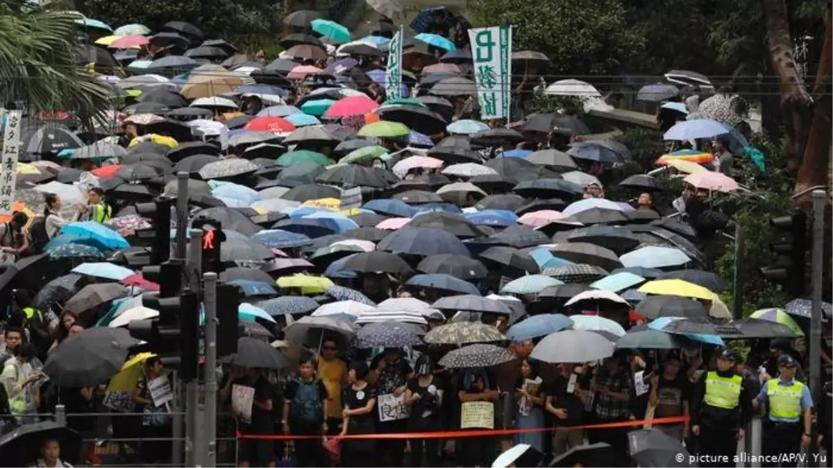 Hong Kong Da Binlerce Ki I Yine Sokakta Son Dakika