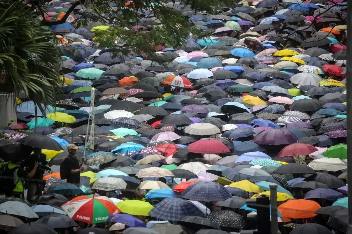 Hong Konglular bir kez daha sokaklara döküldü