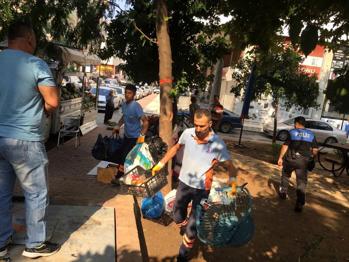 Hurda eşyalarını yığdığı parktan çıkarıldı