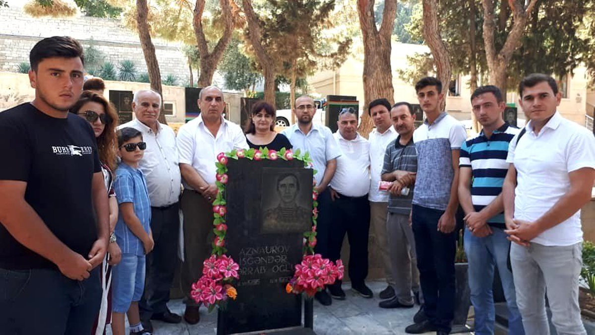 İskender Aznaurov, Bakü\'de şehitlikteki mezarı başında anıldı