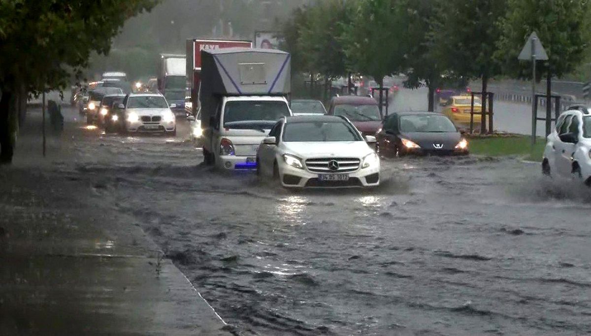 İstanbul\'da etkili olan sağanak yağışla birlikte Bakırköy sahil yolu oluşan su birikintileri...
