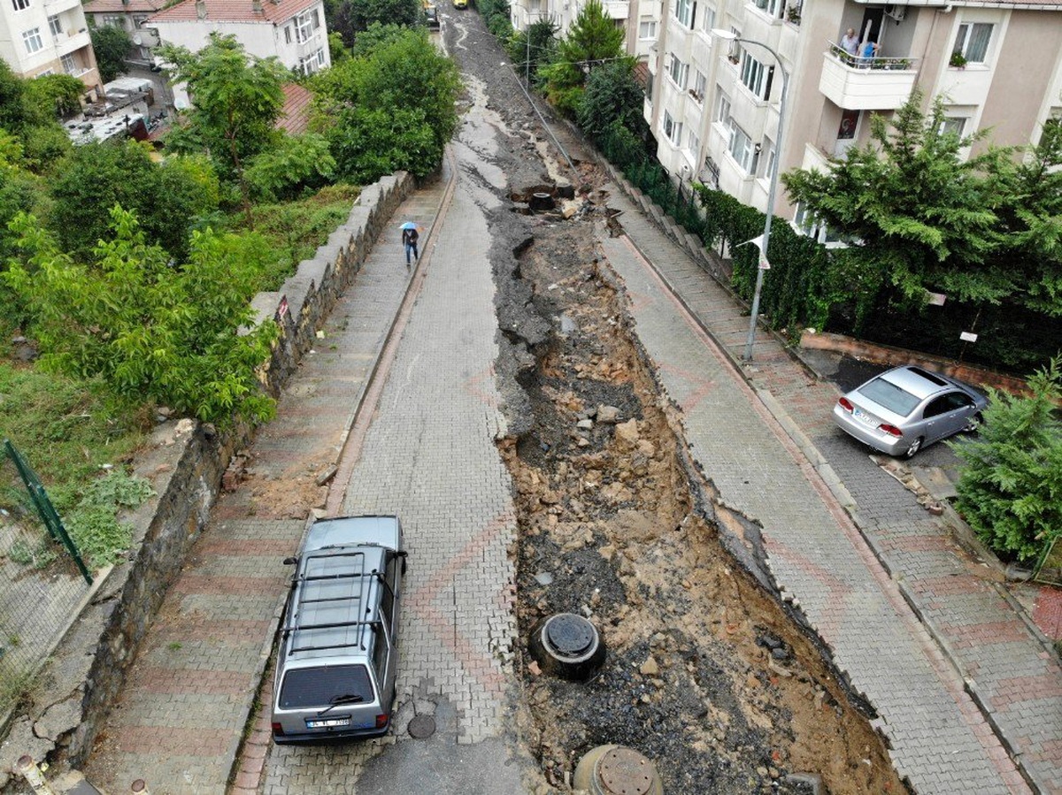 İstanbul\'da yoğun yağış sonrası çöken yol havadan görüntülendi