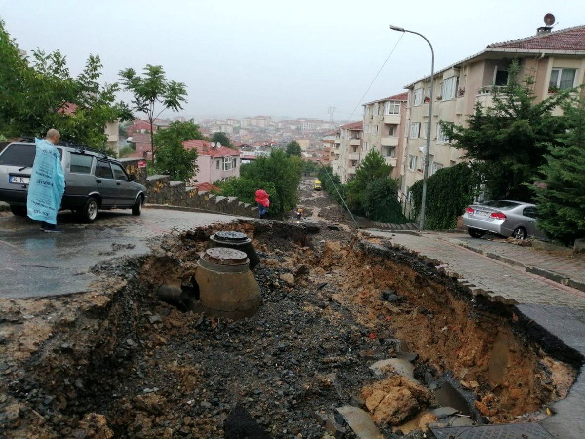 İstanbul\'da yoğun yağış sonrası yol çöktü