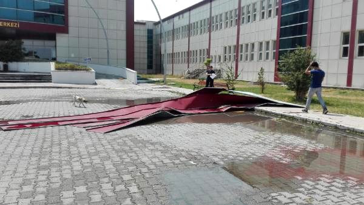 Kars\'ta fırtına, çatıları uçurdu