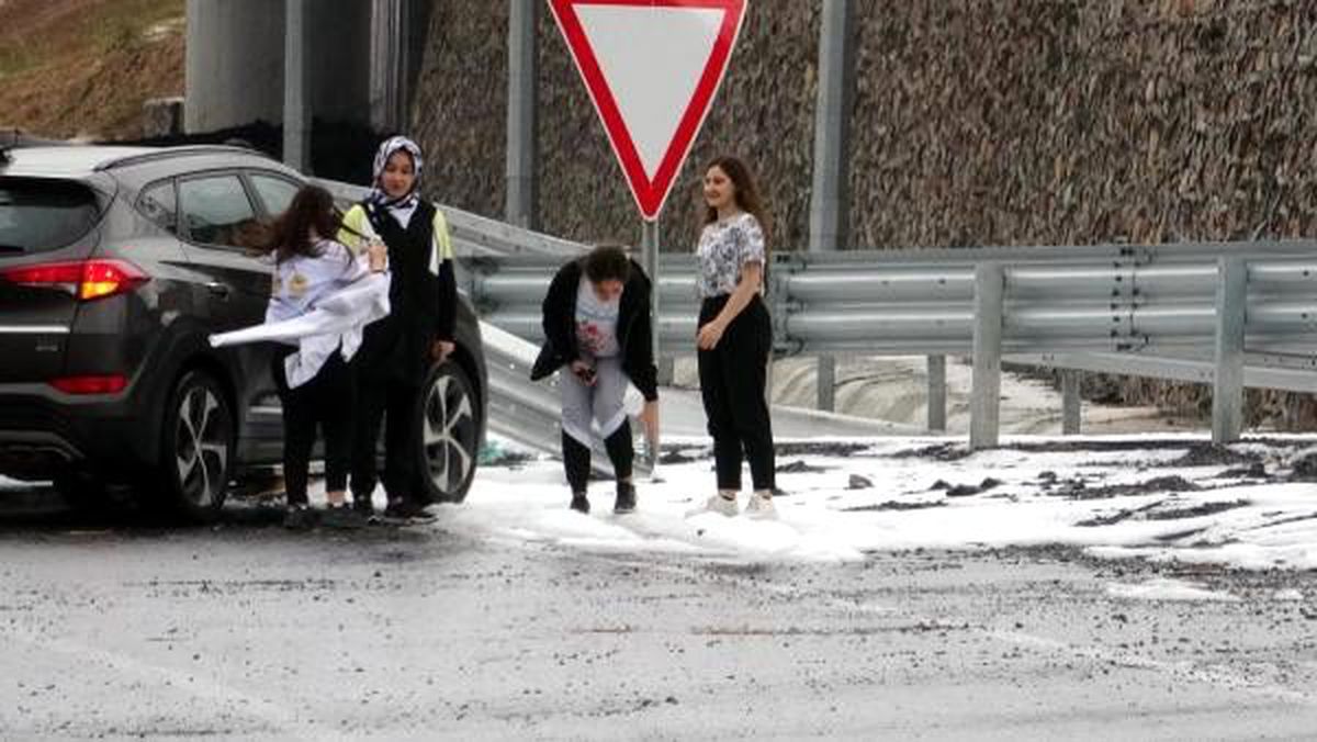 Kocaeli\'de dolu yağdı, TEM yolu kapandı