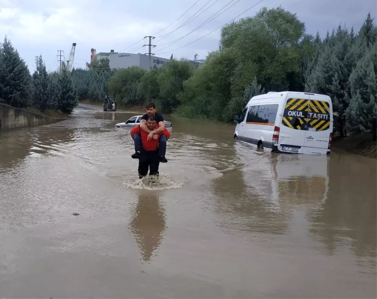 Kocaeli\'de selden etkilenenlerin imdadına belediye ekipleri koştu