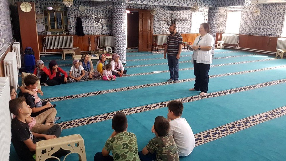 Kur\'an kursu öğrencilerine sağlıklı beslenme semineri