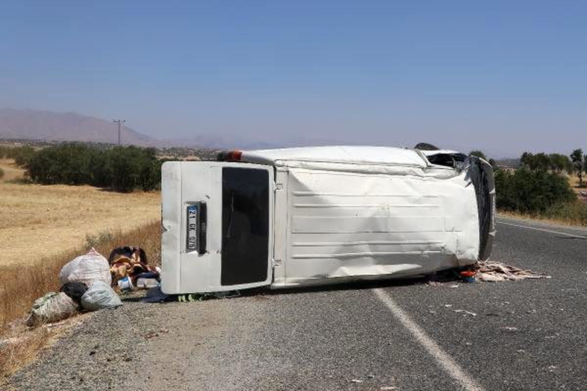 Lice\'de minibüs devrildi: 7 yaralı