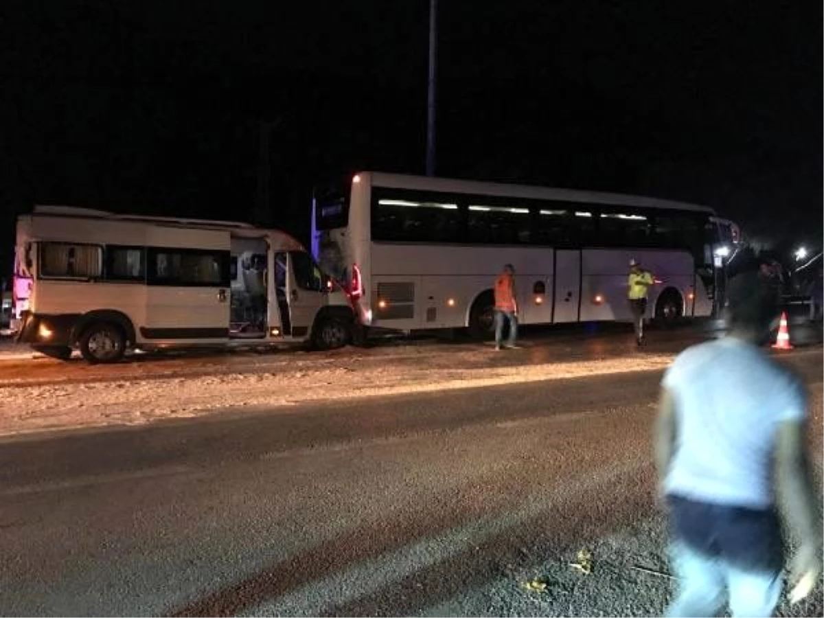 Manisa\'da işçi servisleri zincirleme kaza yaptı: 23 yaralı