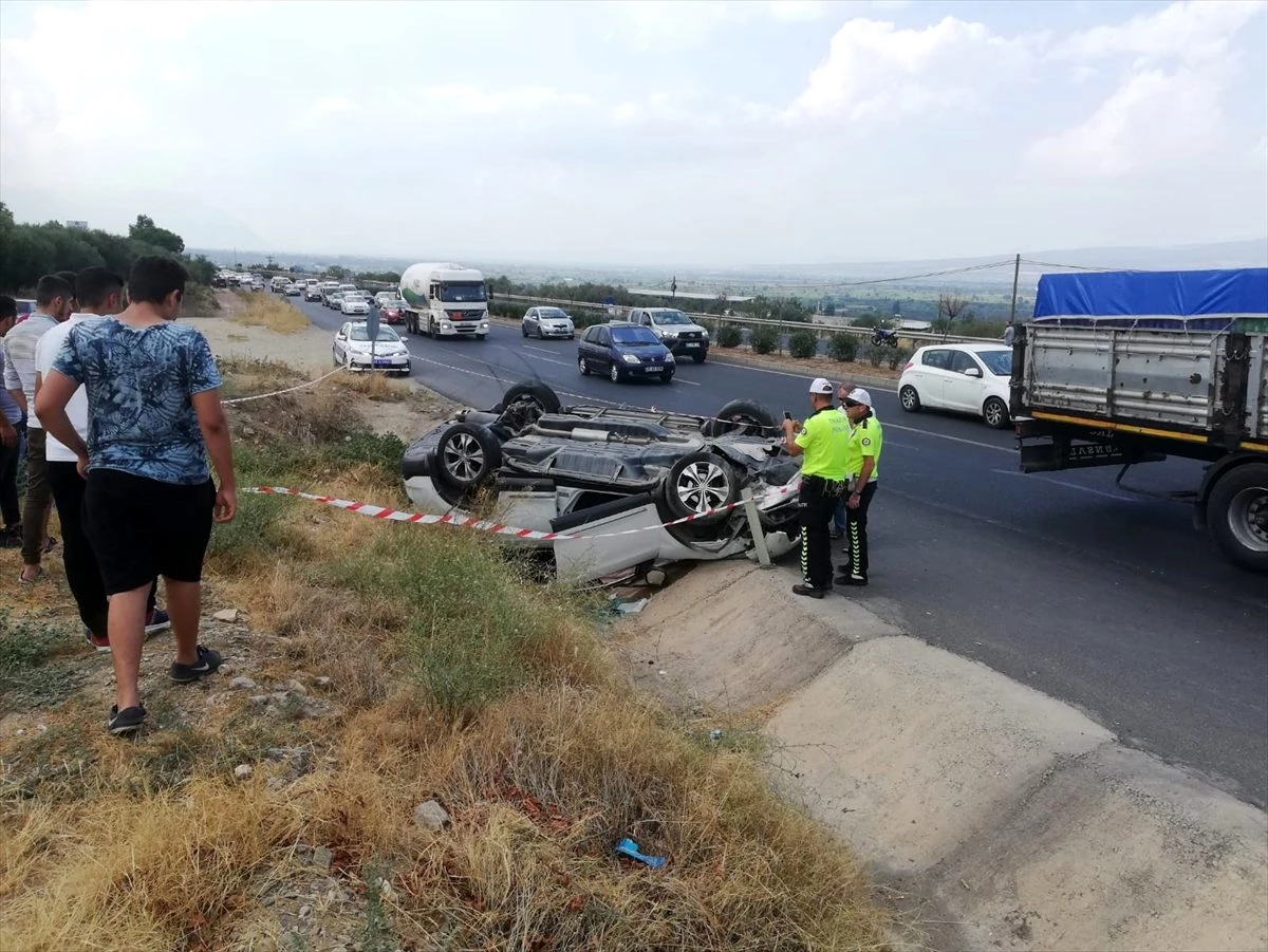 Manisa\'da takla atan otomobildeki 2 kişi yaralandı