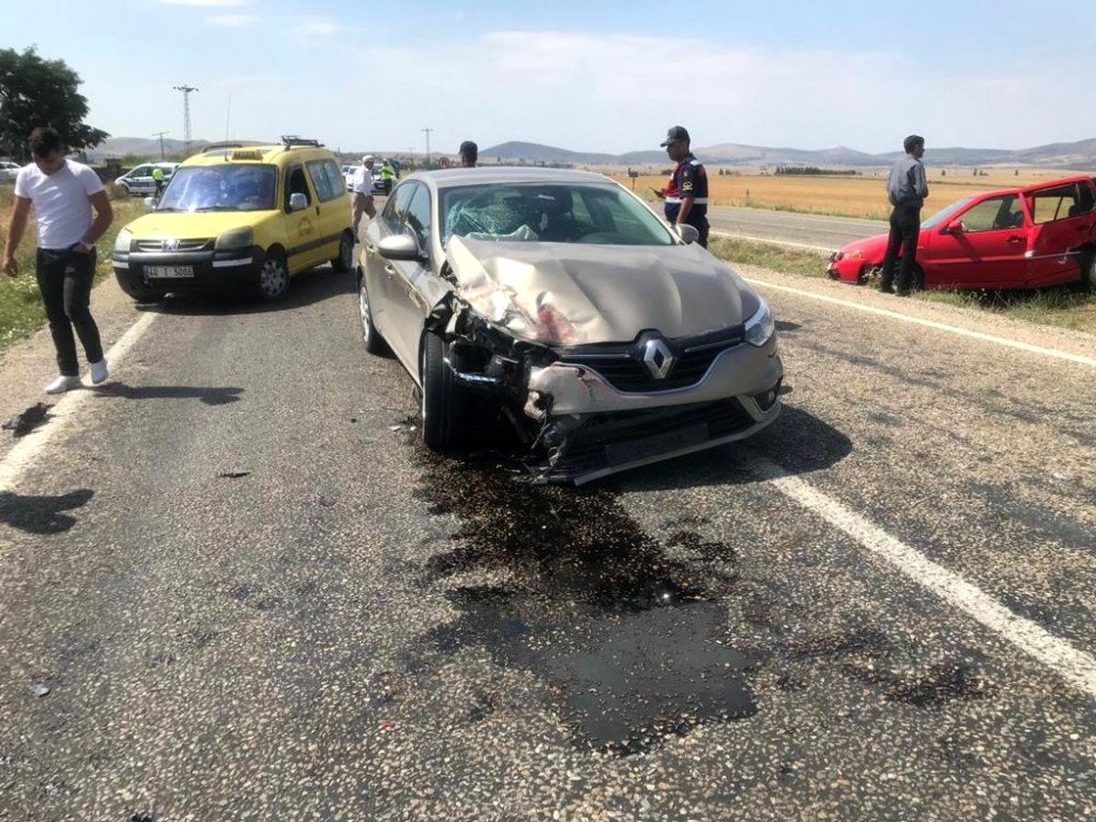 Otomobiller çarpıştı: 6 yaralı