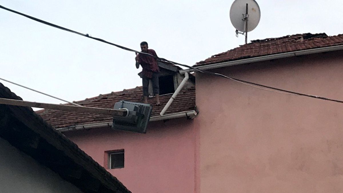 (Özel) Elinde baltayla çatıya çıkan adam aşağı düştü