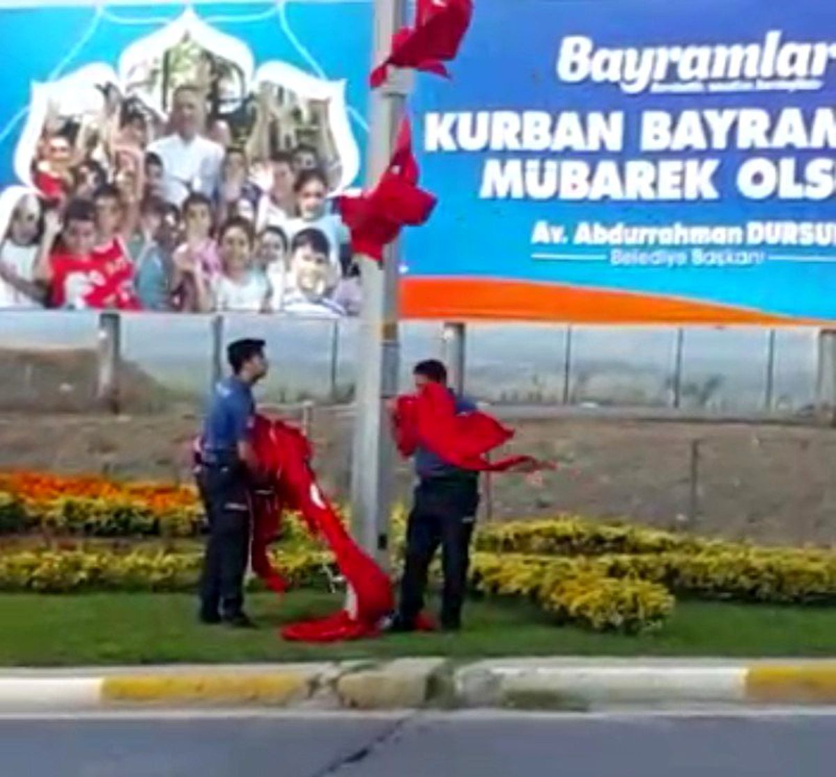 (ÖZEL) Polisler Türk Bayrağını yerde bırakmadı