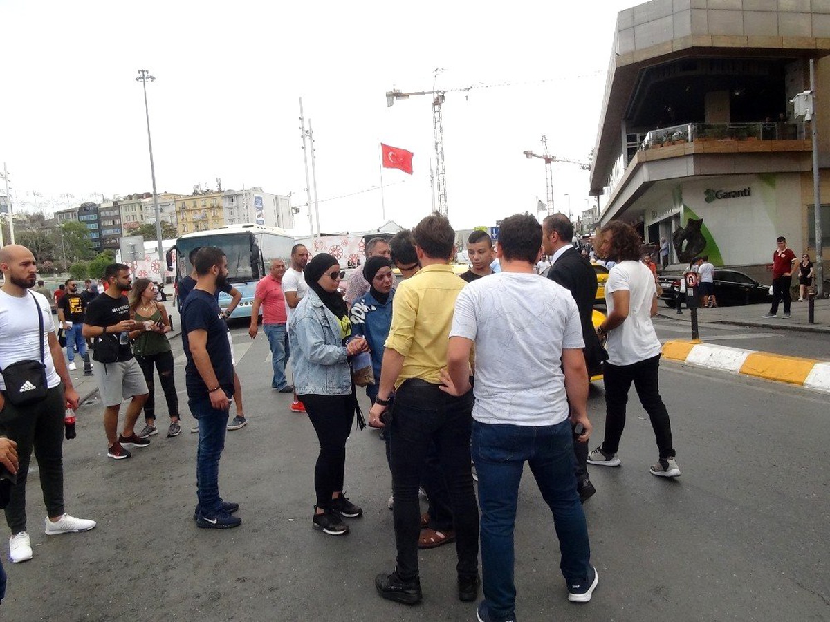 (ÖZEL) Taksim Meydanı\'nda taksiciyle kadın turist arasında arbede yaşandı