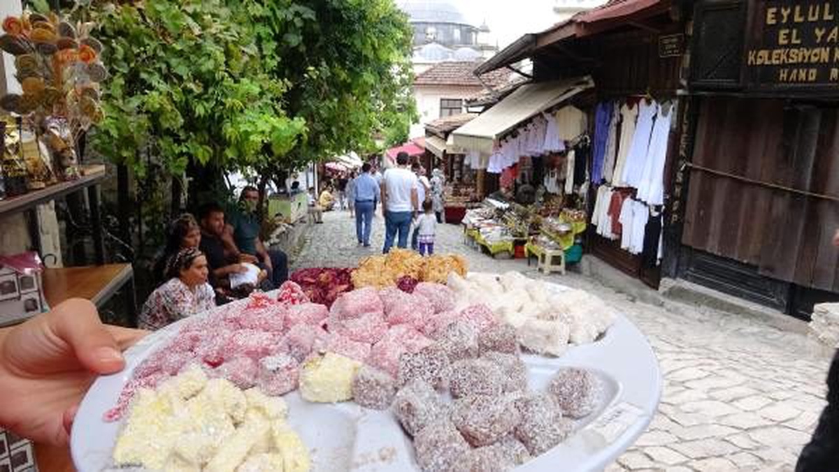 Safranbolu\'da dükkan önünde lokum ikramına yasak