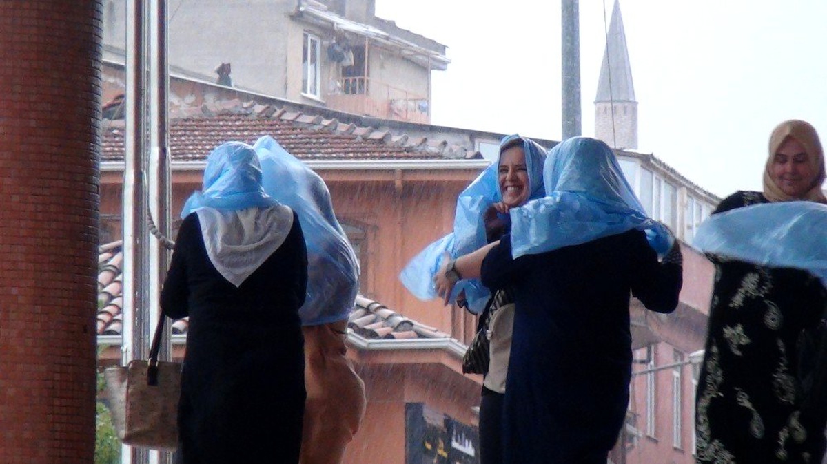 Sağanak ve fırtına Bursa\'yı da vurdu...Kadınlar yağmurdan böyle korundu