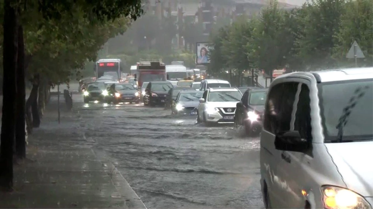 İstanbul\'da yağmur hayatı felç etti: Bir kişinin cansız bedeni bulundu