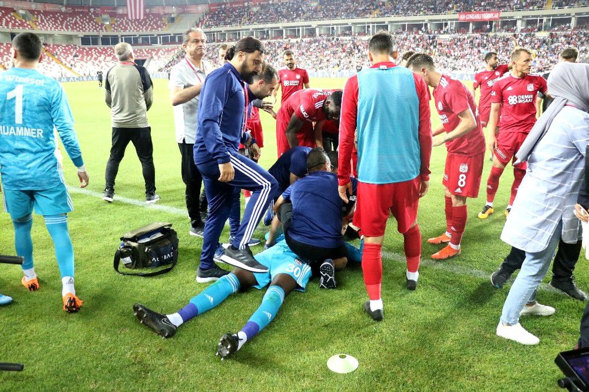 Sahada baygınlık geçiren kaleci Samassa hastaneye kaldırıldı