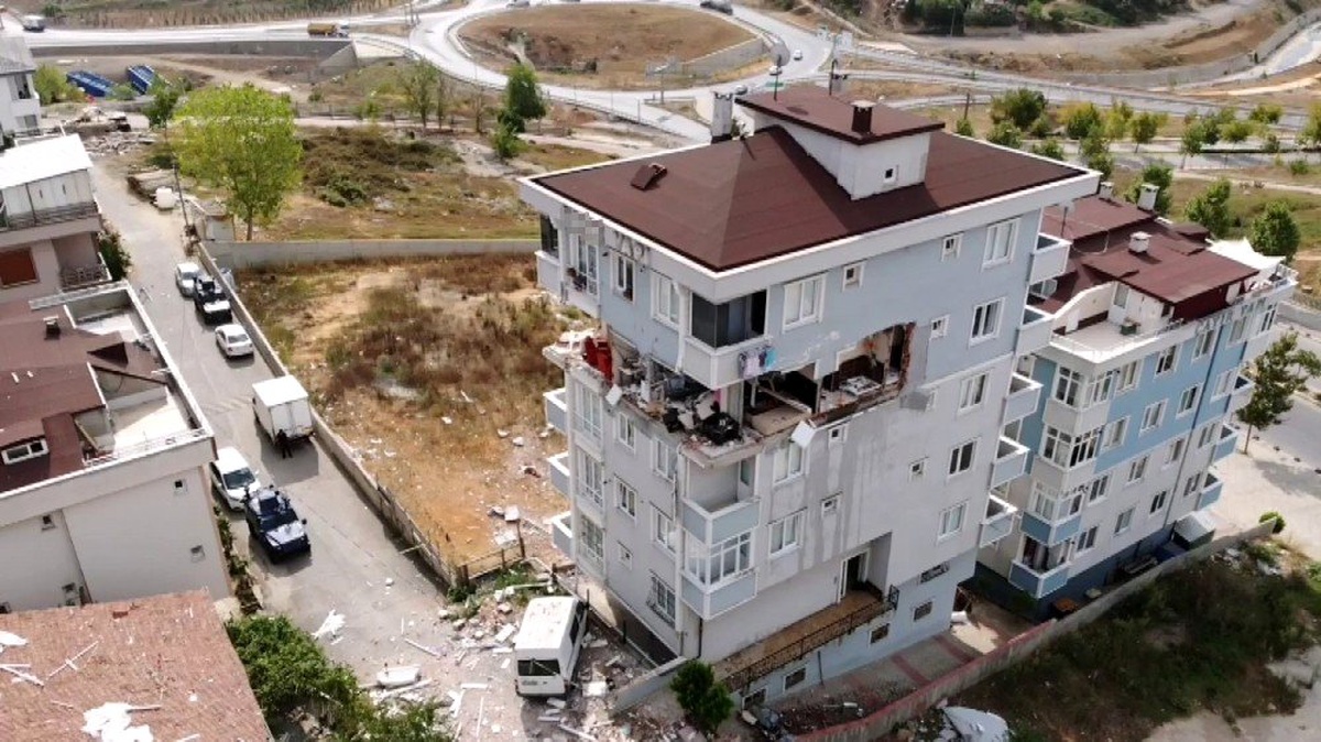 Sancaktepe\'de patlamanın yaşandığı bina havadan görüntülendi