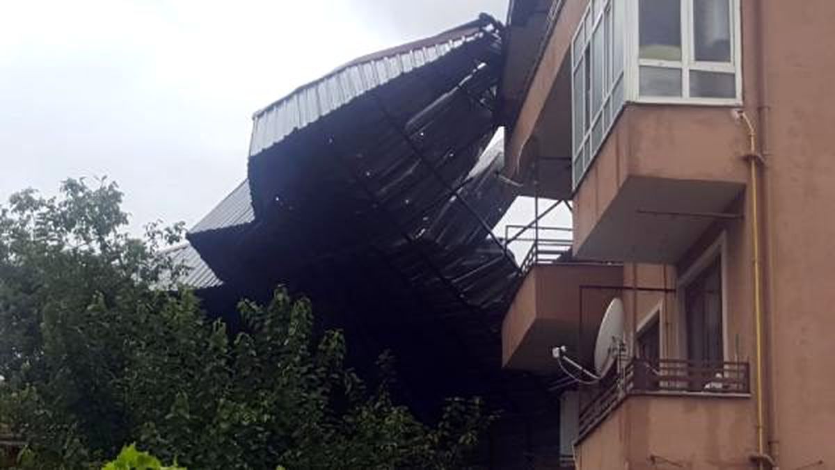 Sapanca\'da fırtına çatı uçurdu, ağaçları devirdi